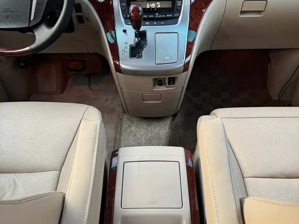 TOYOTA ALPHARD 2011