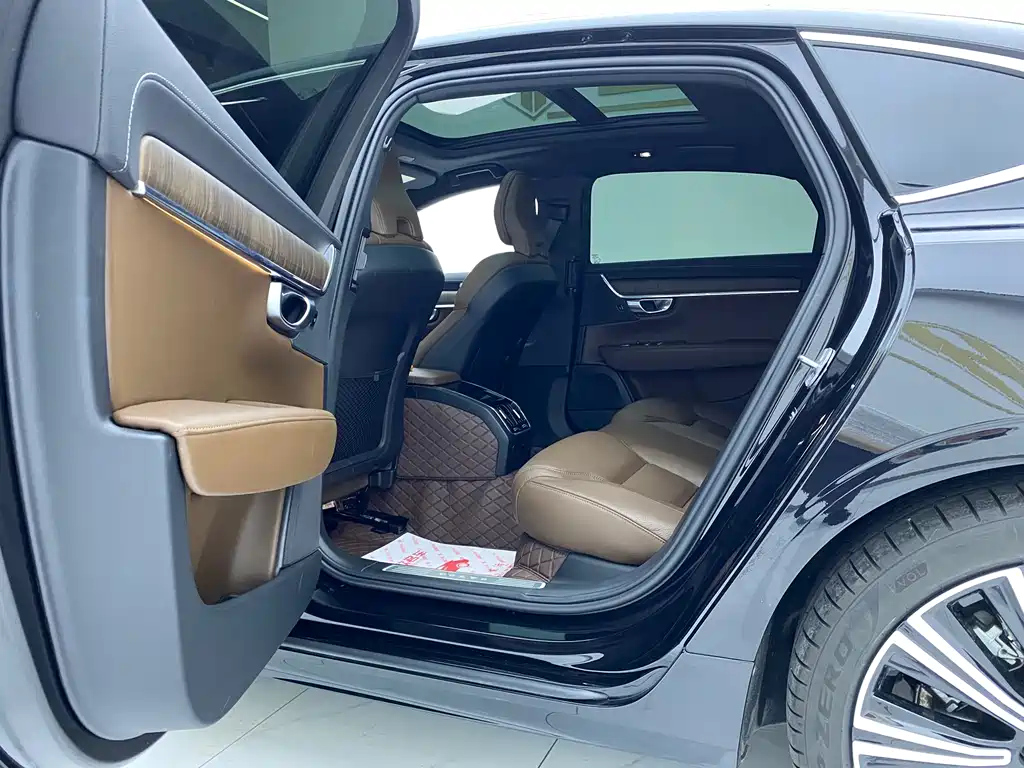 VOLVO S90 2023