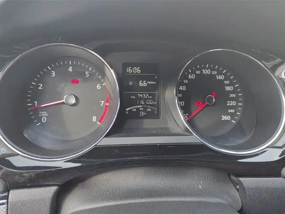 VOLKSWAGEN SAGITAR 2015