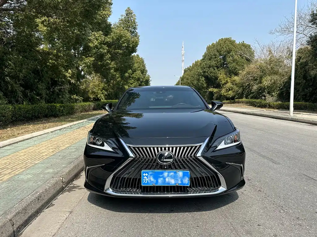 LEXUS ES 2020