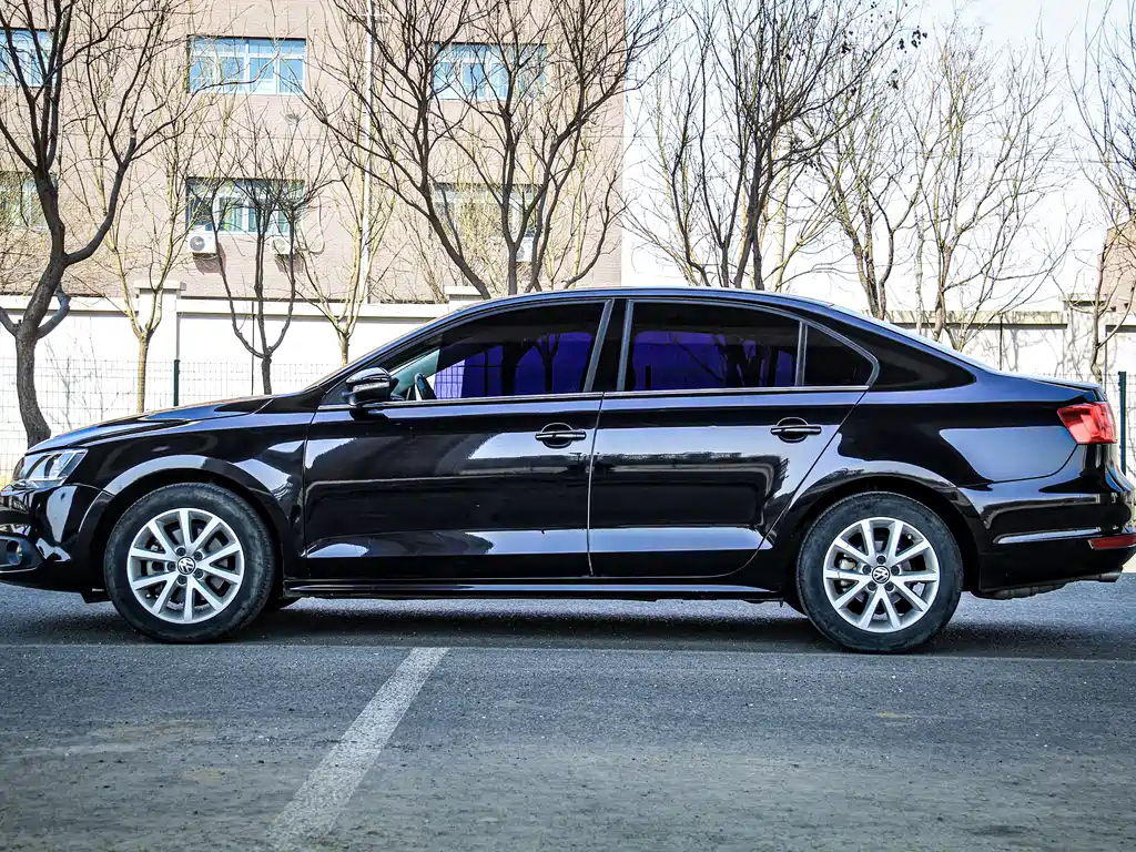 VOLKSWAGEN SAGITAR 2013