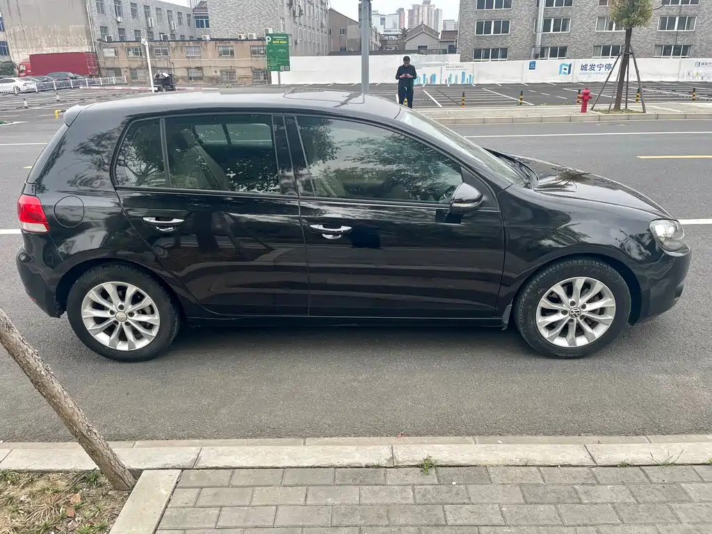 VOLKSWAGEN GOLF 2010