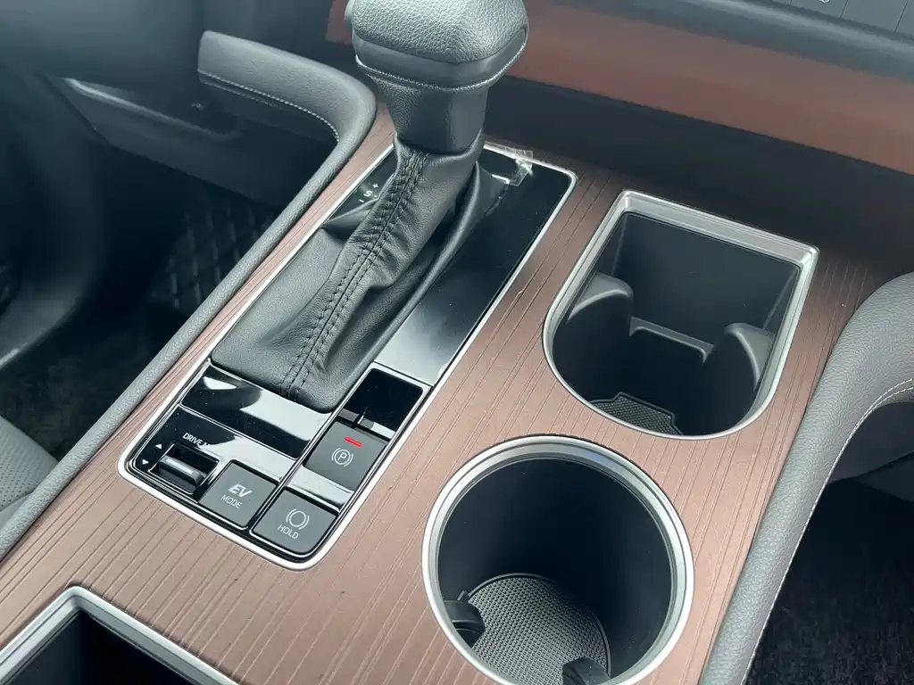 TOYOTA GRANVIA 2024