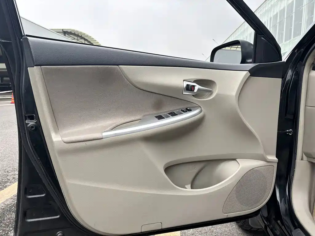 TOYOTA COROLLA 2011