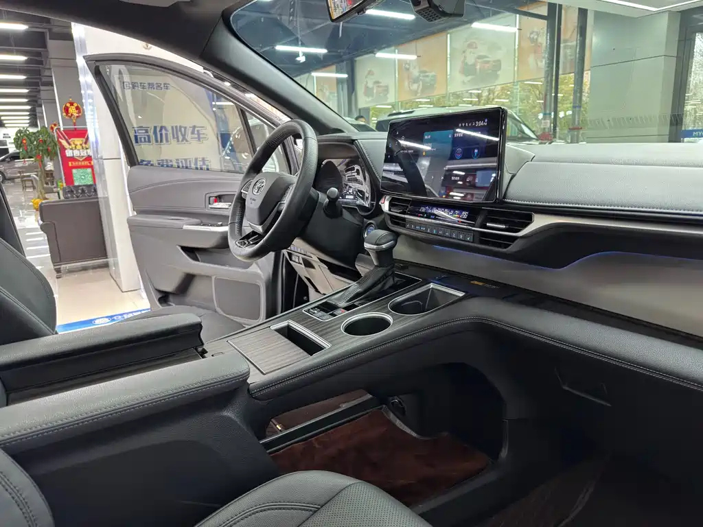 TOYOTA GRANVIA 2023