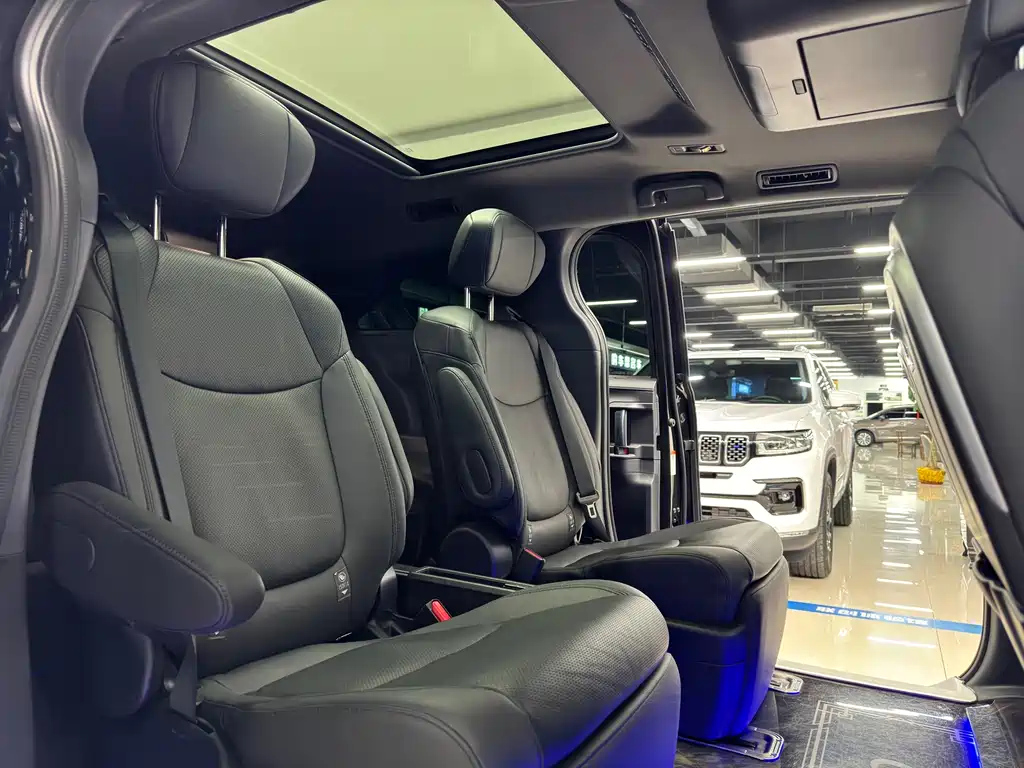 TOYOTA GRANVIA 2023