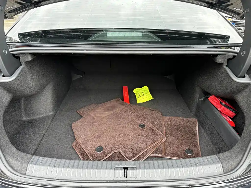 VOLKSWAGEN PASSAT 2023