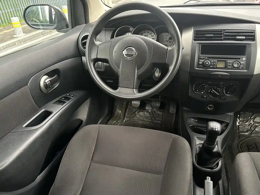 NISSAN LIVINA 2012