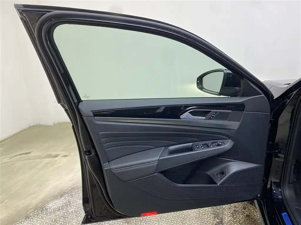 VOLKSWAGEN PASSAT 2024