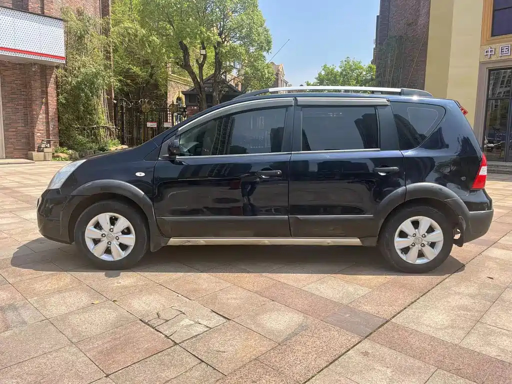 NISSAN LIVINA 2012