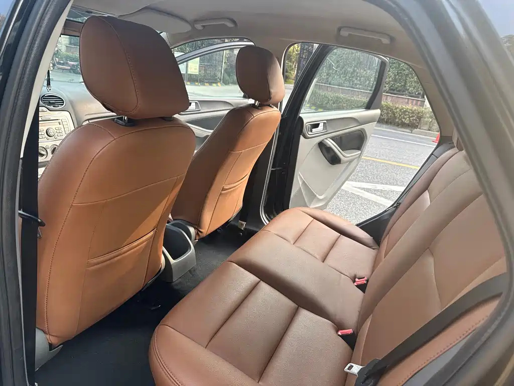 FORD FOCUS 2010