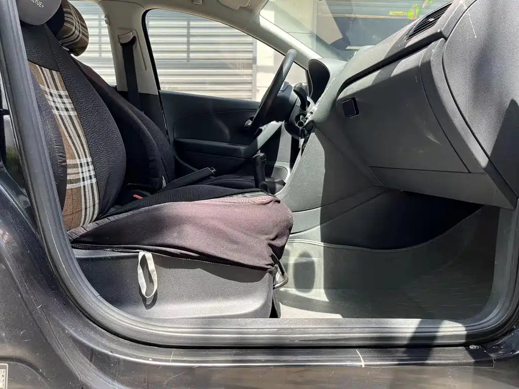 VOLKSWAGEN POLO 2014