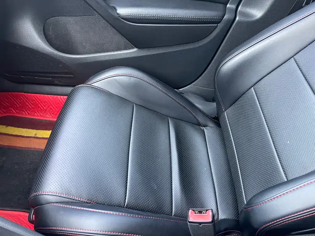VOLKSWAGEN GOLF 2010