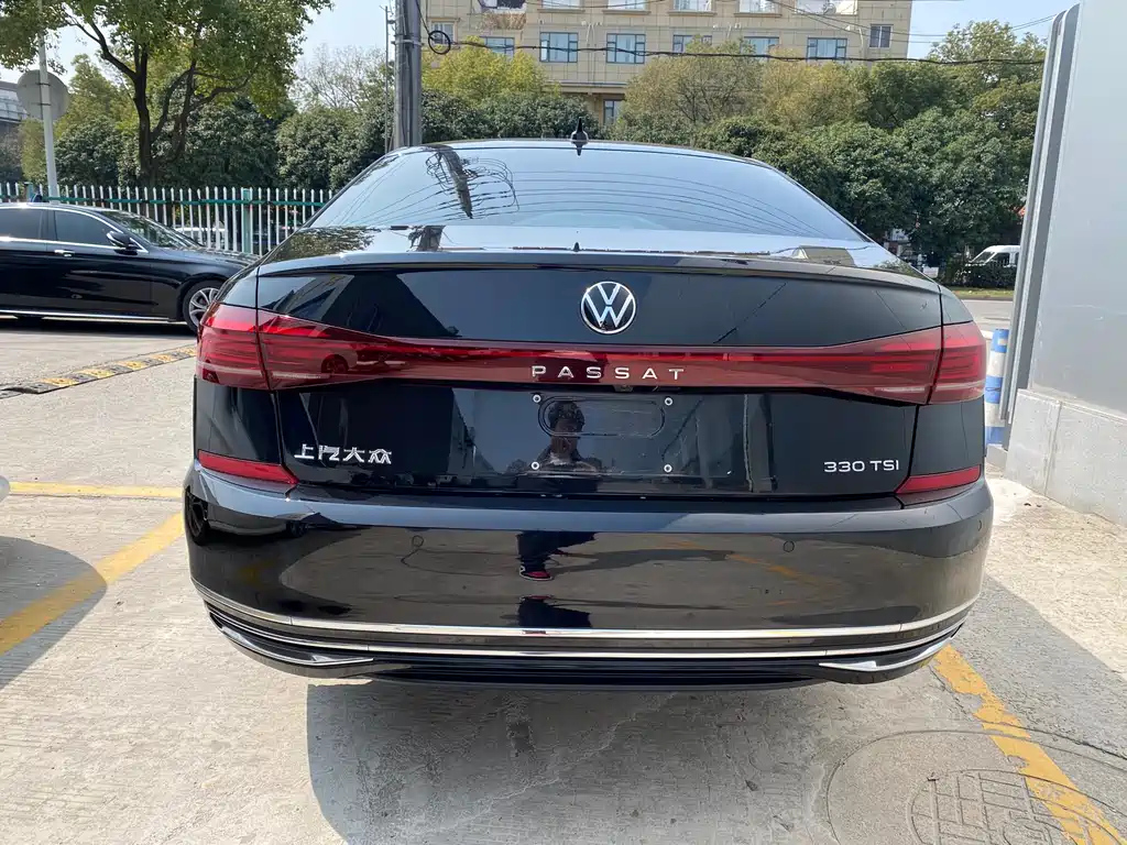 VOLKSWAGEN PASSAT 2023