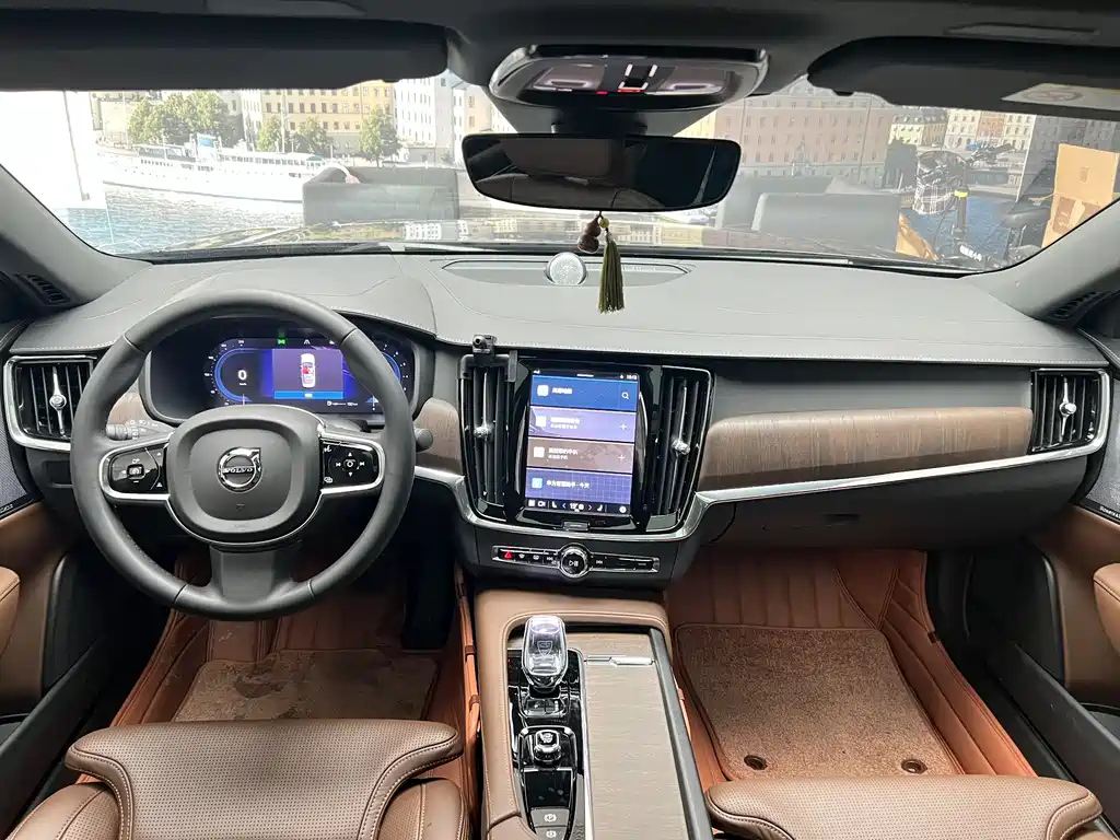 VOLVO S90 2023