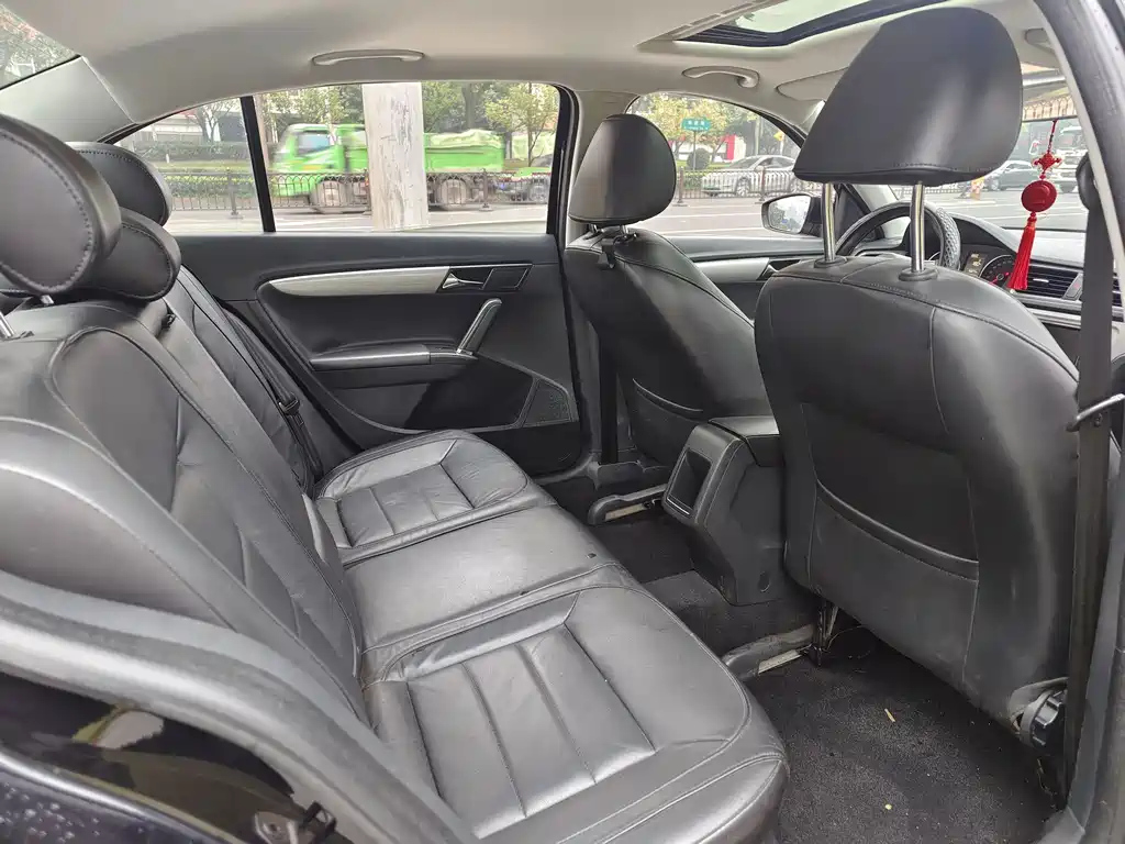 VOLKSWAGEN LAVIDA 2015