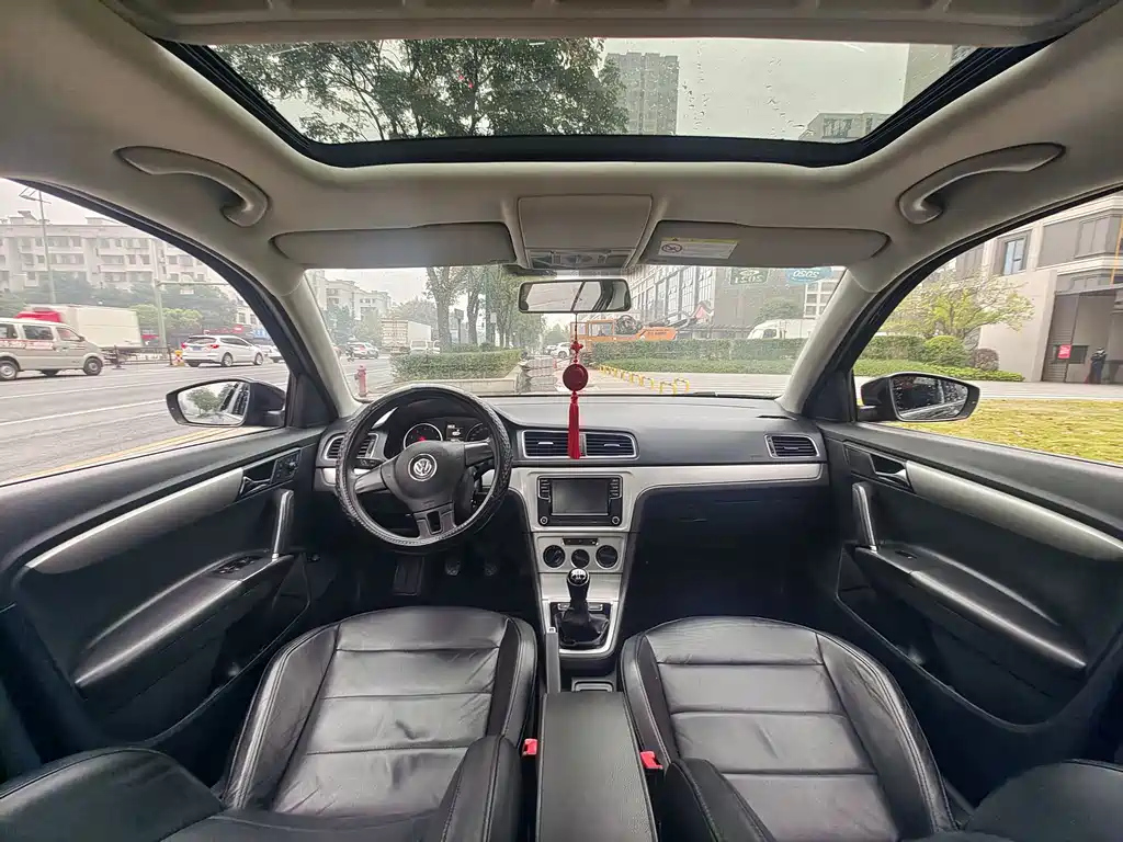 VOLKSWAGEN LAVIDA 2015