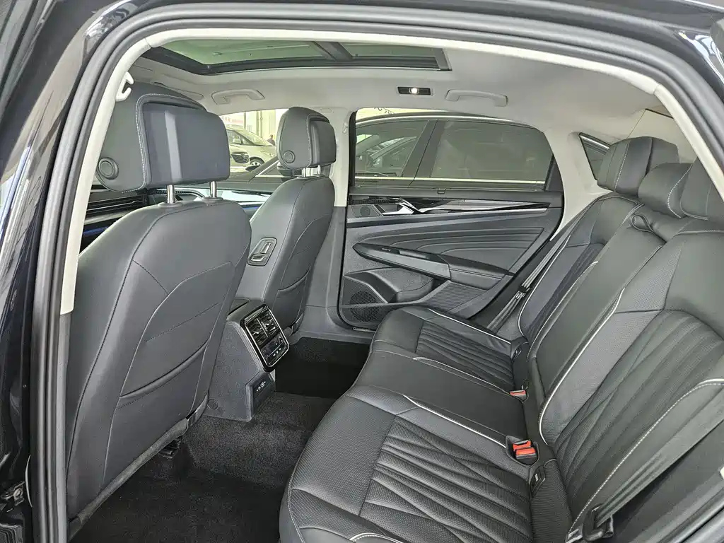VOLKSWAGEN PASSAT 2023