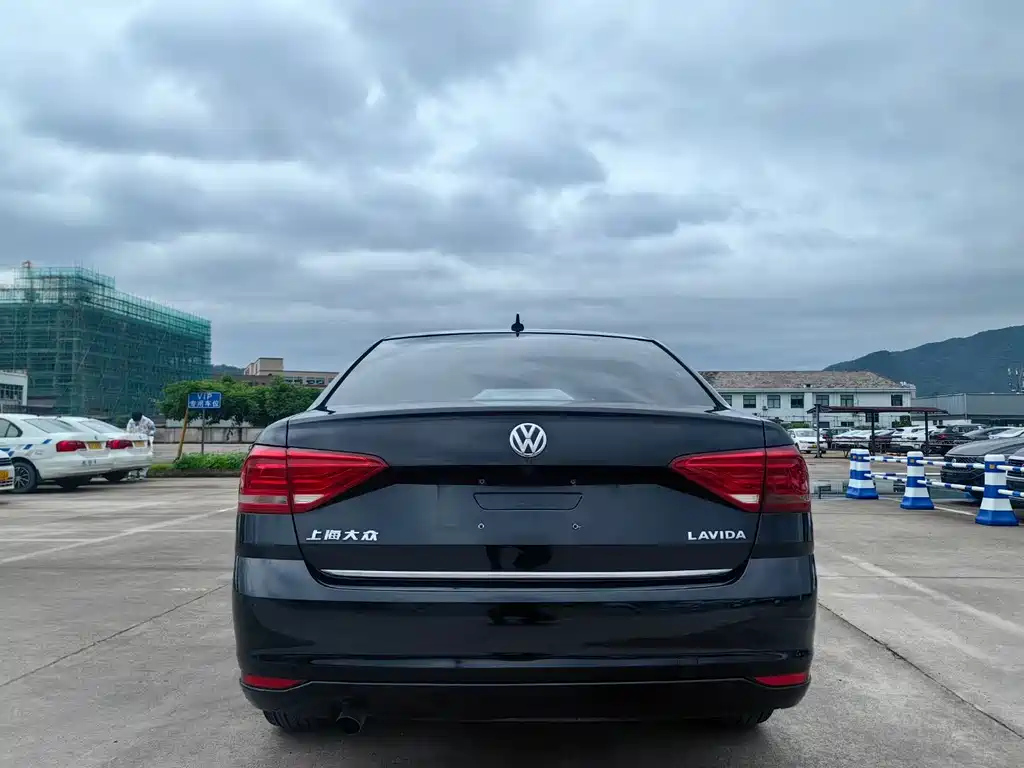 VOLKSWAGEN LAVIDA 2015