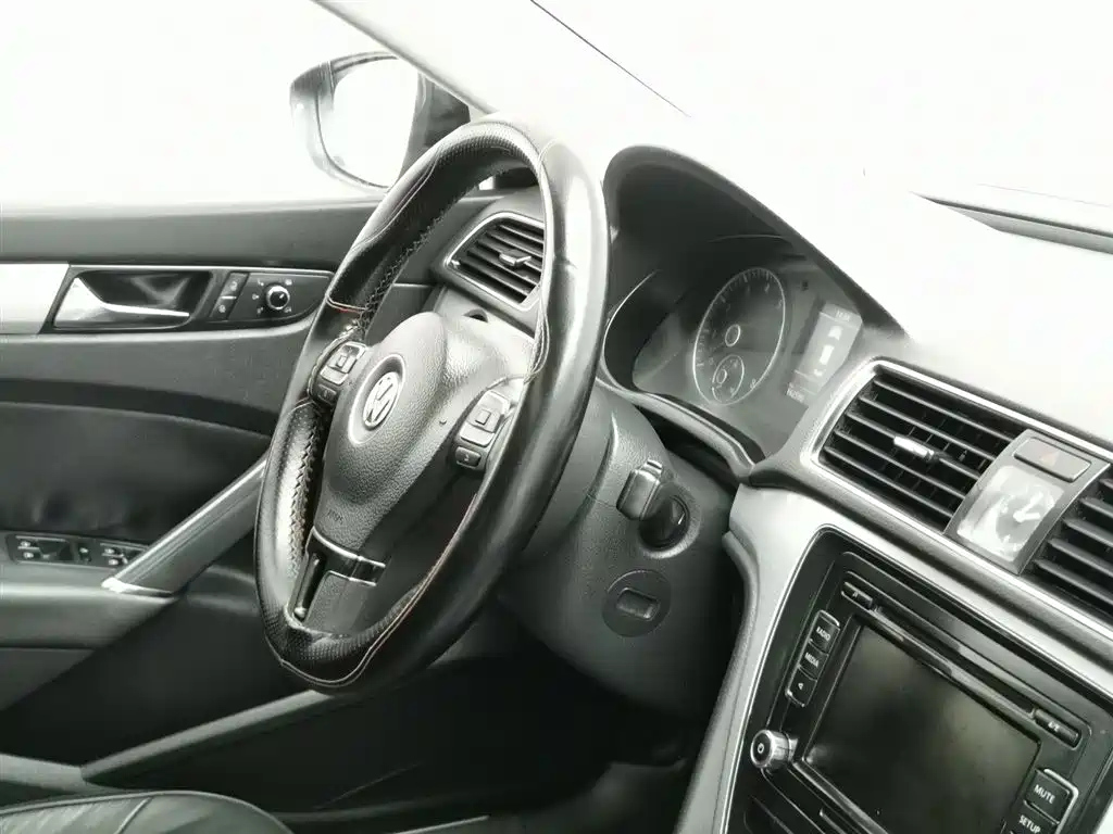 VOLKSWAGEN PASSAT 2014