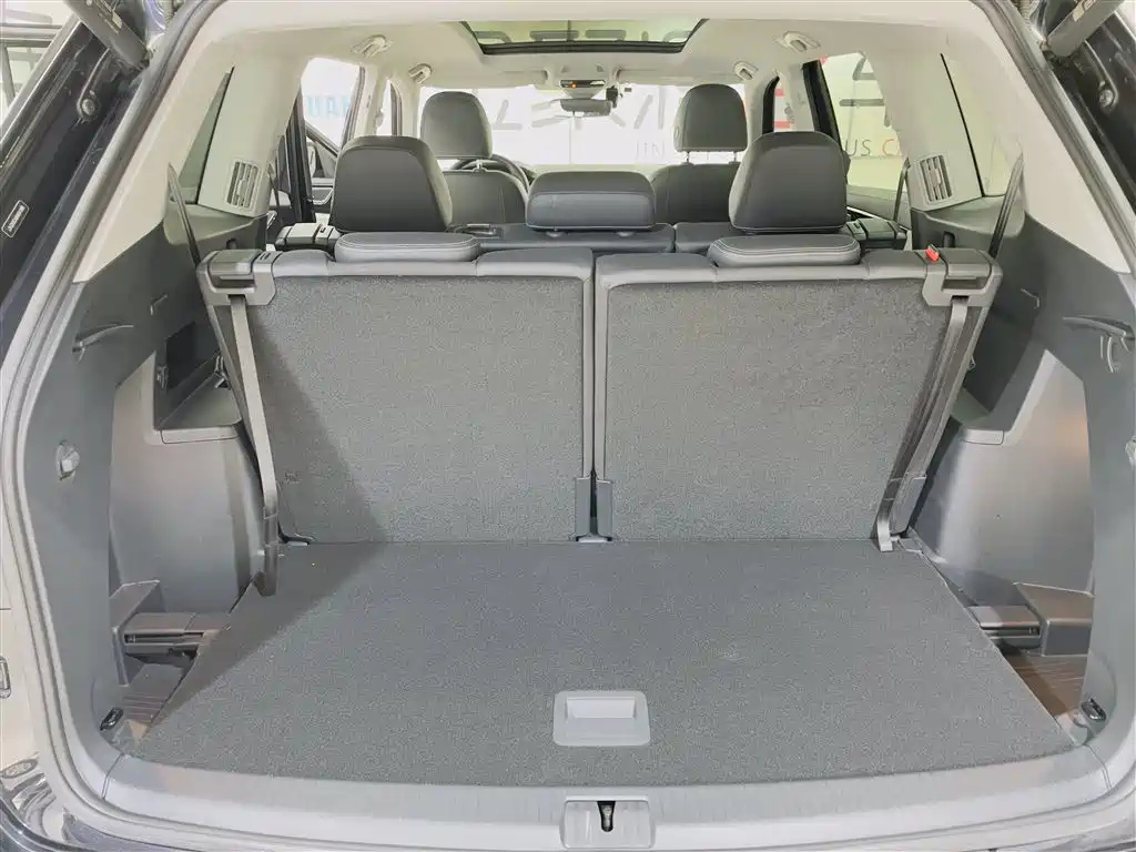 VOLKSWAGEN TOURAN 2023