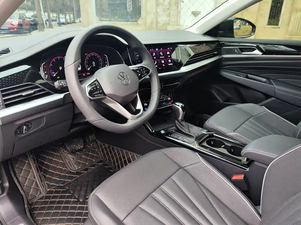 VOLKSWAGEN PASSAT 2024