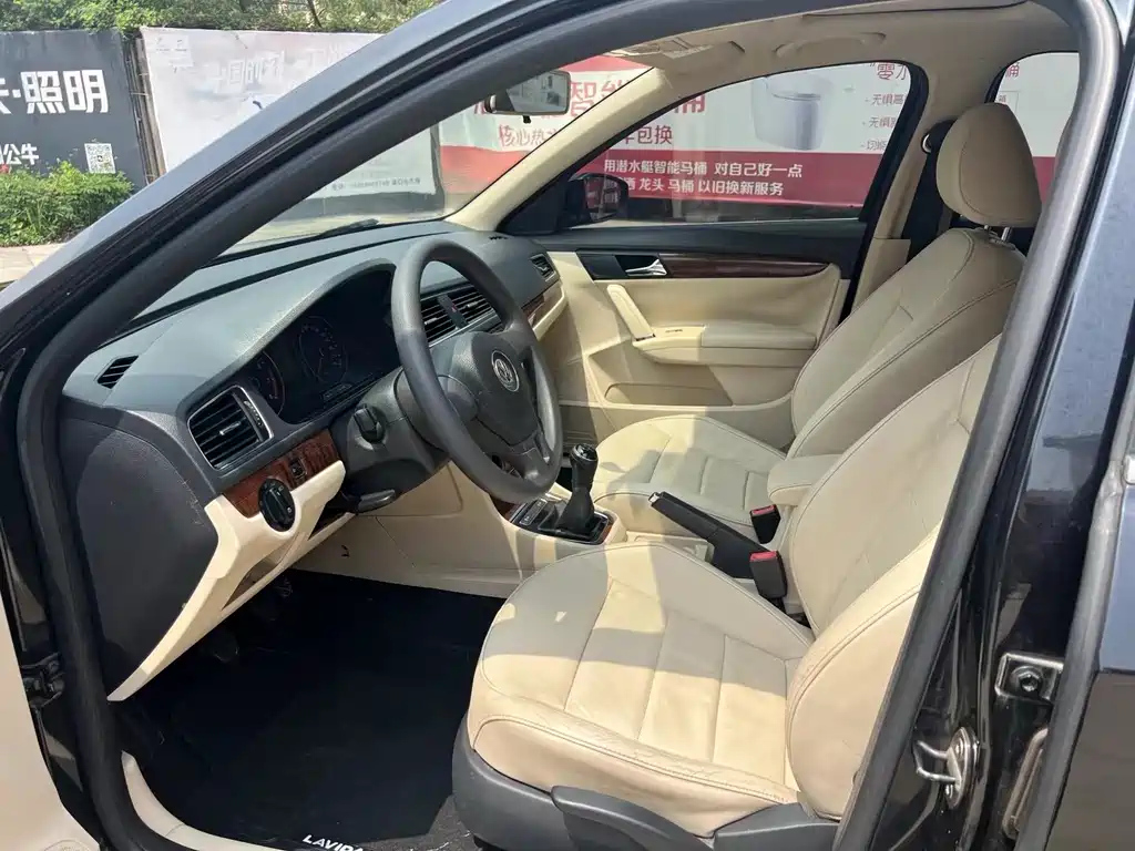 VOLKSWAGEN LAVIDA 2015