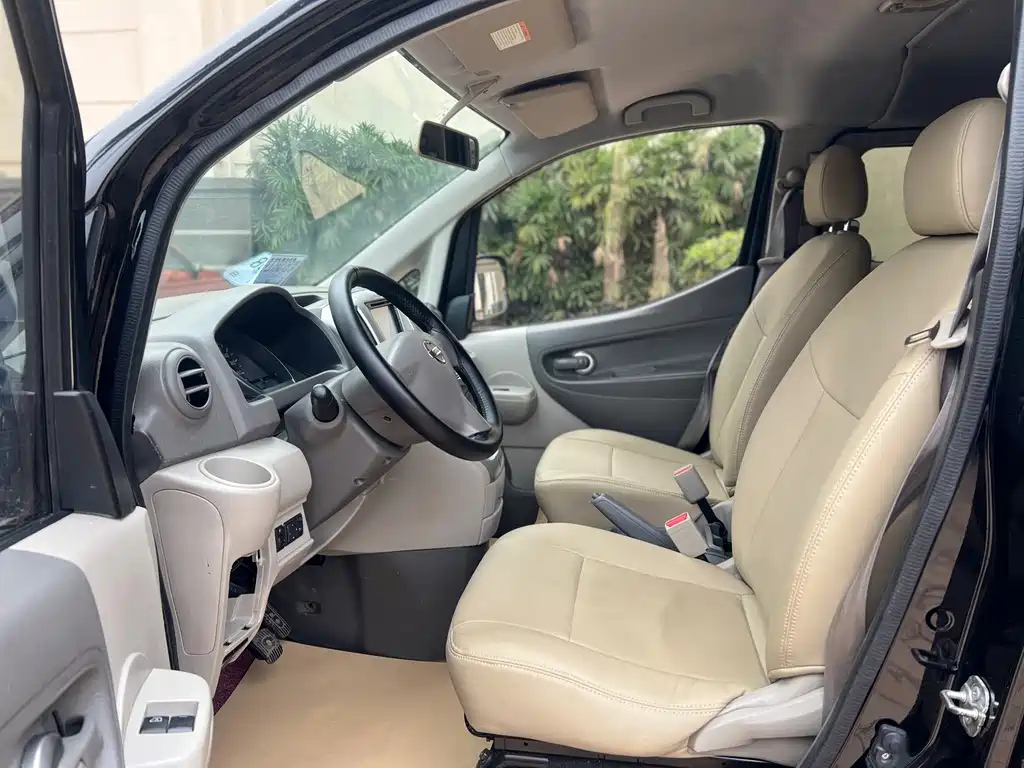 NISSAN NV200 2015
