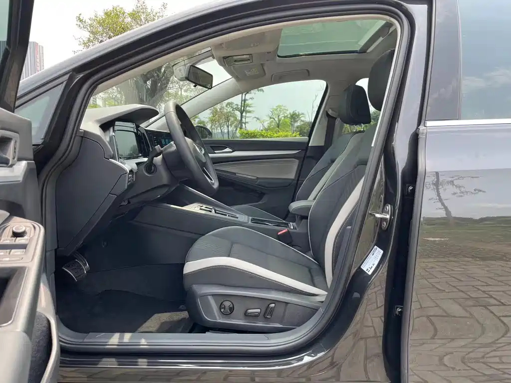 VOLKSWAGEN GOLF 2023