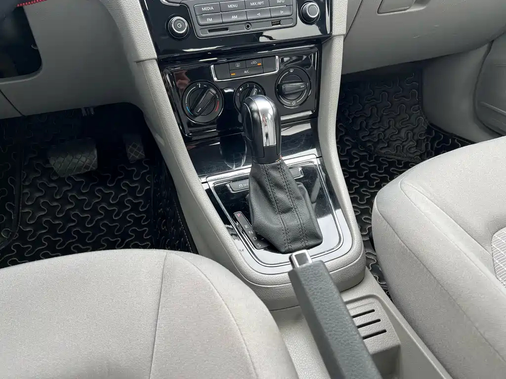 VOLKSWAGEN BORA 2015