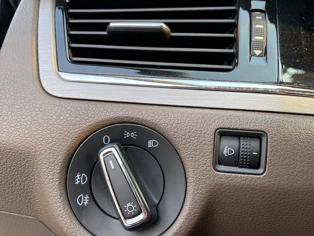 VOLKSWAGEN BORA 2015