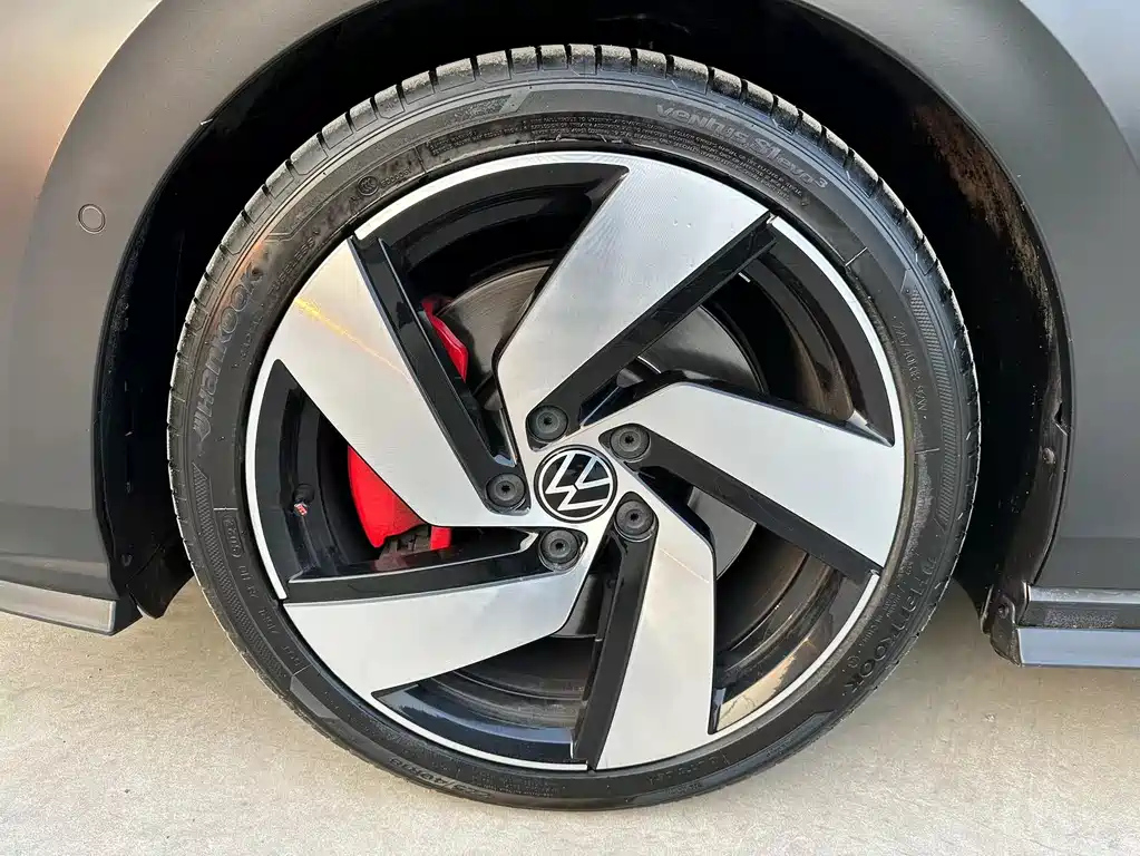 VOLKSWAGEN GOLF 2023