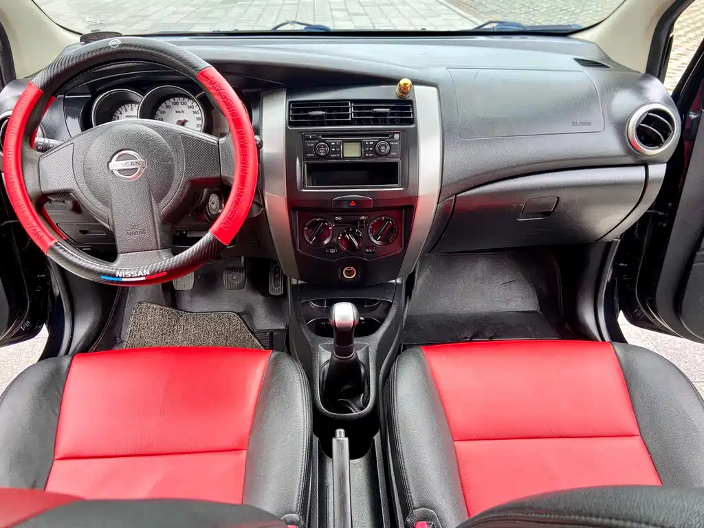 NISSAN LIVINA 2011