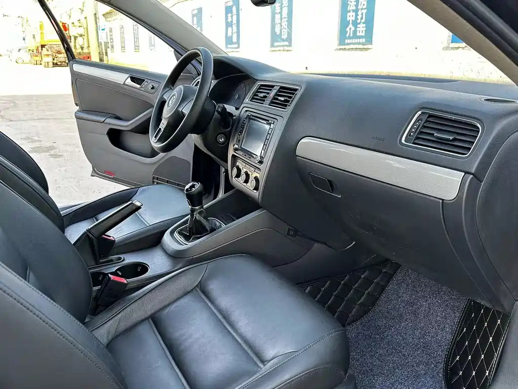 VOLKSWAGEN SAGITAR 2013