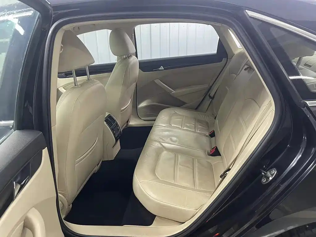 VOLKSWAGEN PASSAT 2011