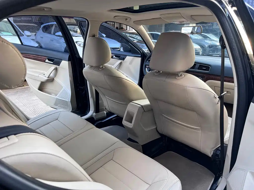VOLKSWAGEN LAVIDA 2012