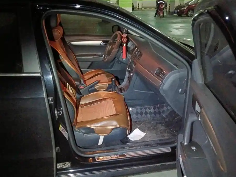 VOLKSWAGEN LAVIDA 2013