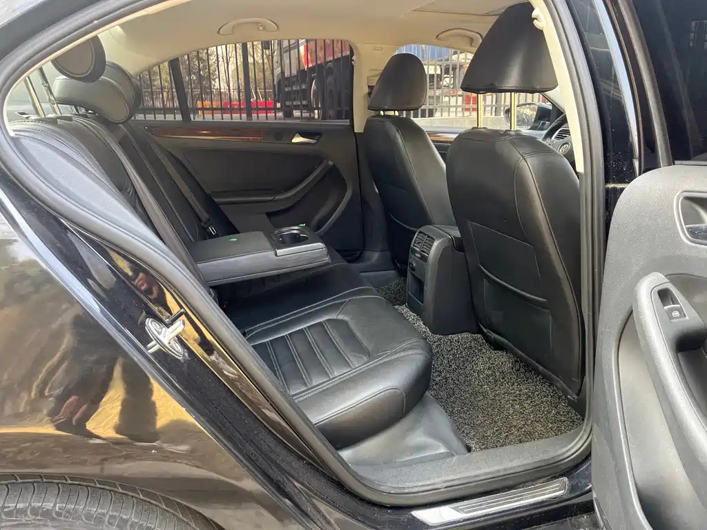 VOLKSWAGEN SAGITAR 2013