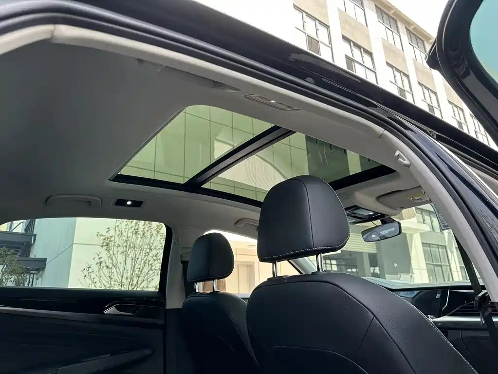 VOLKSWAGEN PASSAT 2023