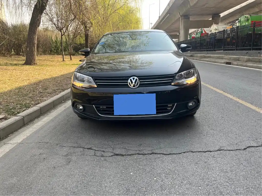 VOLKSWAGEN SAGITAR 2013