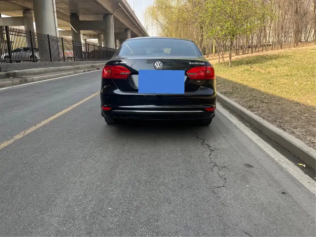 VOLKSWAGEN SAGITAR 2013