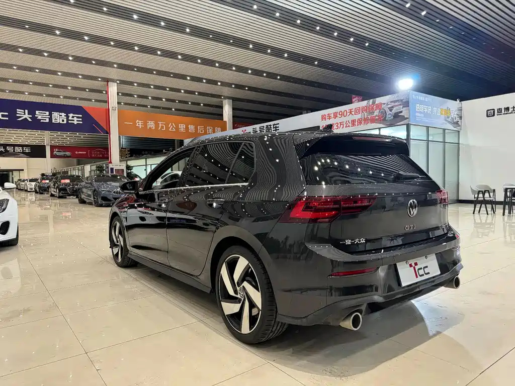 VOLKSWAGEN GOLF 2024
