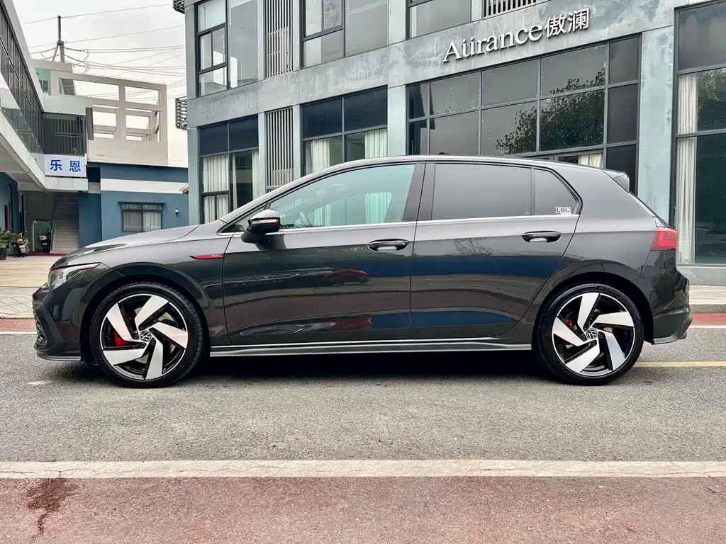 VOLKSWAGEN GOLF 2023