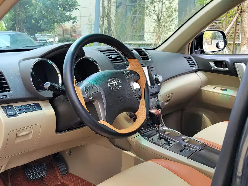 TOYOTA HIGHLANDER 2010