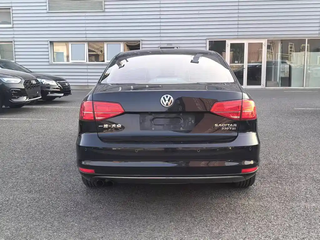 VOLKSWAGEN SAGITAR 2015