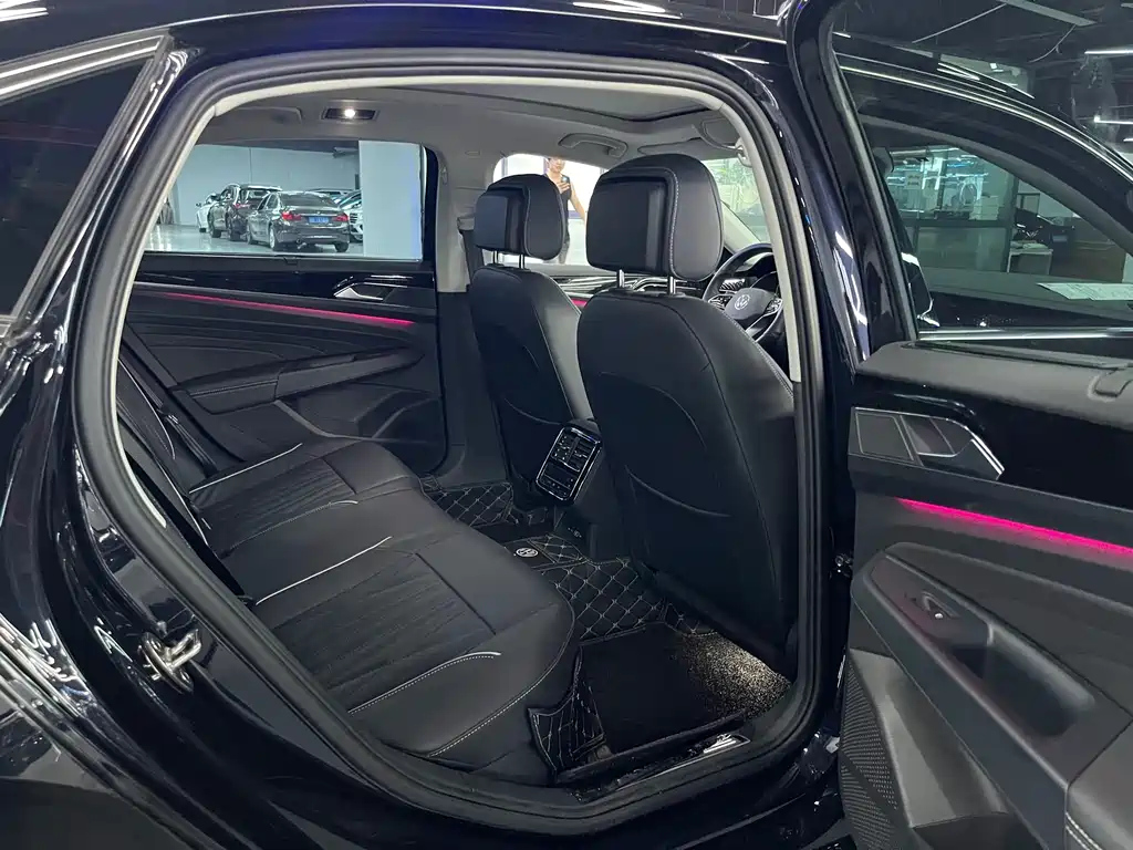 VOLKSWAGEN PASSAT 2023