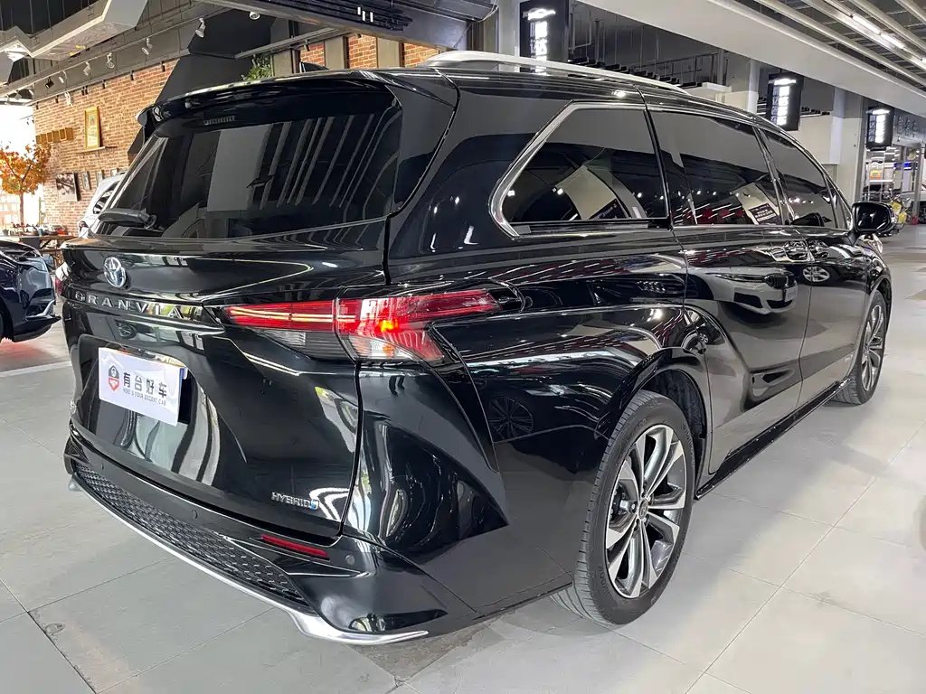 TOYOTA GRANVIA 2023