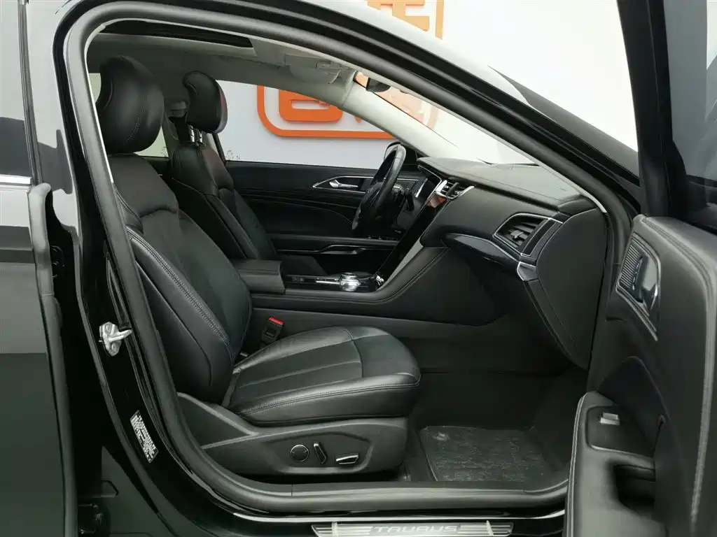 FORD TAURUS 2020
