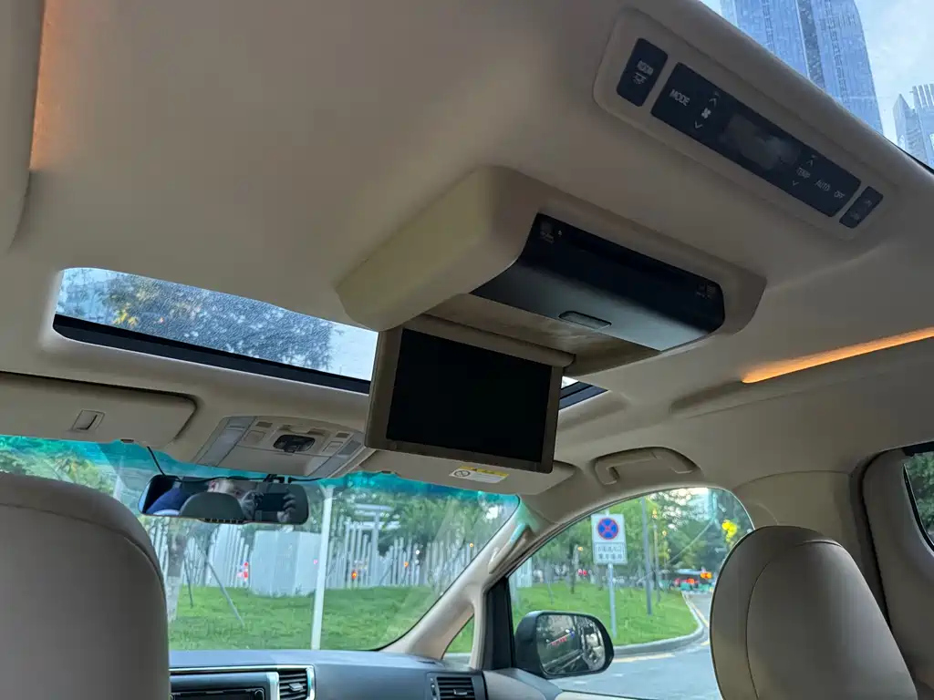 TOYOTA ALPHARD 2011