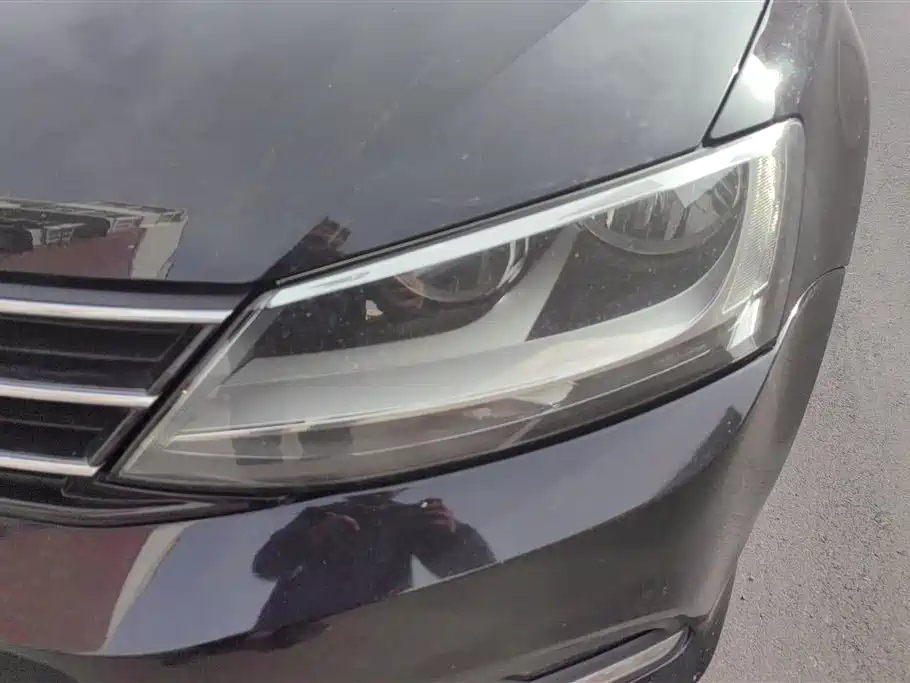VOLKSWAGEN SAGITAR 2015